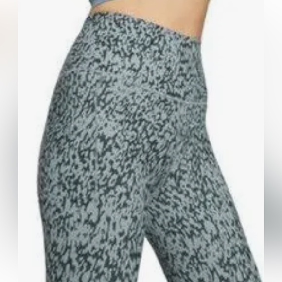 Athleta Salutation Stash II Pocket Tight 7/8 Green Black Print - Picture 5 of 10